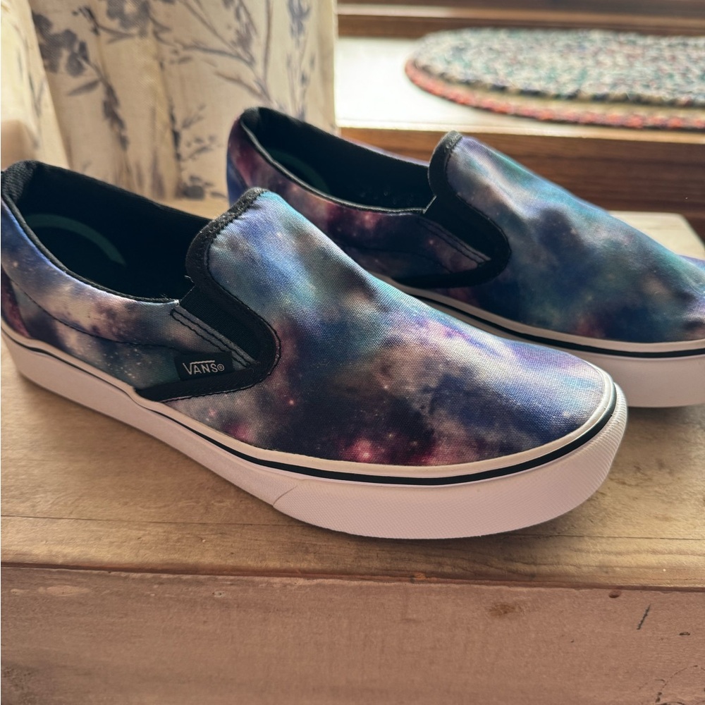 Vans “Off the Wall” Asher Slip-on Size 6